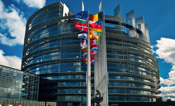 上图：欧洲议会大厦（European Parliament），根据Pieter Bruegel的名画《巴别塔The Tower of Babel》设计而成，位于法国斯特拉斯堡（Strasbourg），1999年竣工。