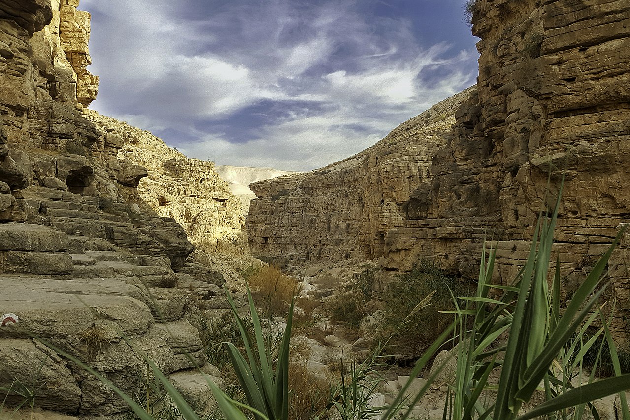 上图：Qelt旱溪（Wadi Qelt，or Nahal Prat‎）中「死荫的幽谷」。Qelt旱溪发源于耶路撒冷附近，经过耶利哥流入约旦河，无水的季节成为从耶利哥到耶路撒冷最著名的一条道路，大卫从这里逃离耶路撒冷躲避押沙龙（撒下十五23），西底家王从这里逃往亚拉巴（王下二十五4）。每逢三大节期，犹太人从这里前往耶路撒冷过节（路二39-51），主耶稣带领门徒和瞎子巴底买从这里经过（可十52）。而主后70年，罗马第十军团也从这条路行军，前往摧毁耶路撒冷。