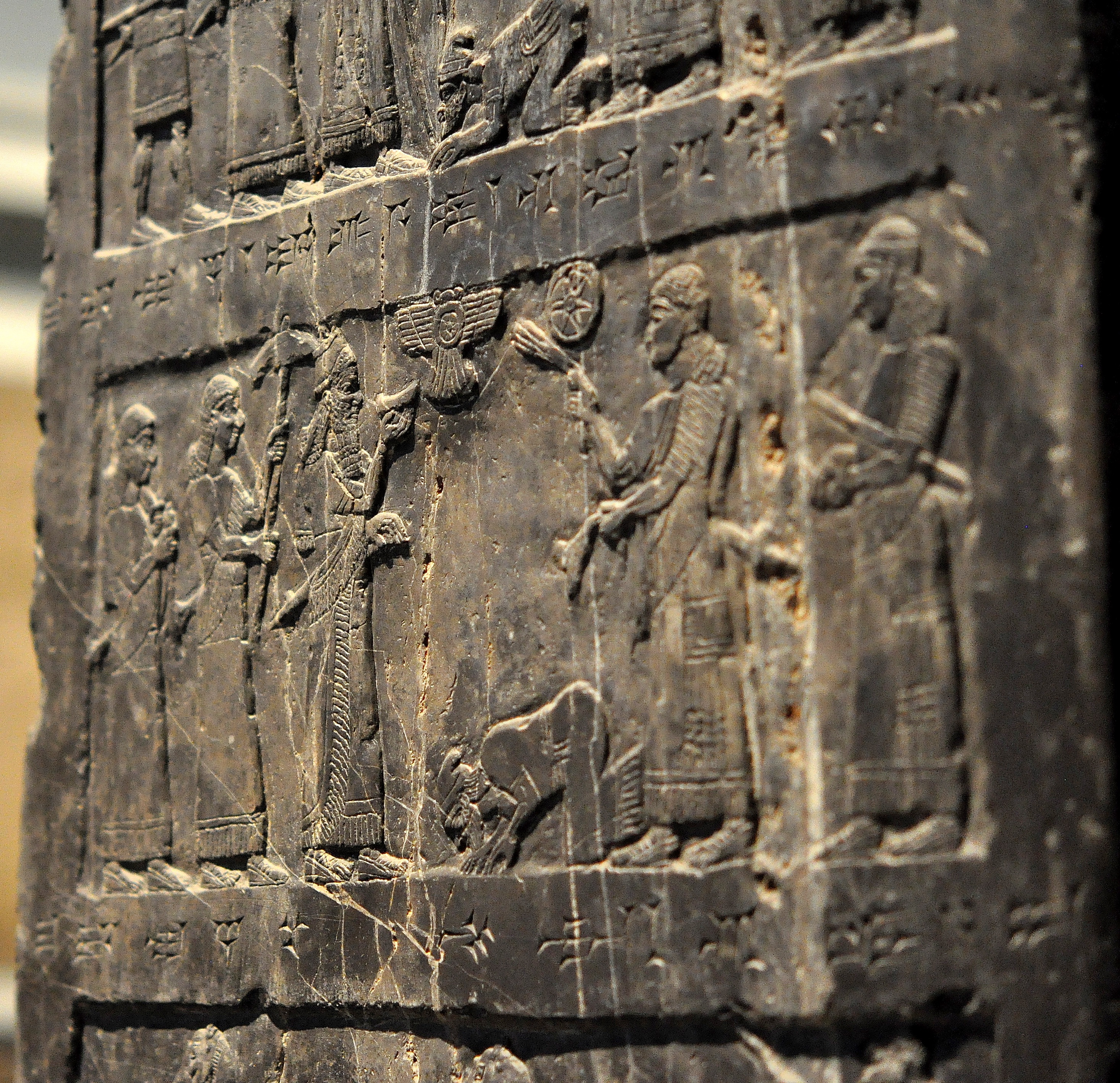 上图：亚述王撒缦以色三世（Shalmaneser III，主前859-824年在位）的黑色方尖碑（Black Obelisk），现存于大英博物馆。碑上有耶户或其使者向撒缦以色三世跪拜的浮雕，碑文把以色列王称为「暗利之子」，记录了耶户献上银、金、锡、权杖等贡物。主前841年，亚述王撒缦以色三世入侵亚兰，在黑门山打败亚兰王哈薛，哈薛撤回大马士革。撒缦以色摧毁了基列的拉末东面的浩兰（Hauran）地区，在迦密山收纳了耶户和推罗王的贡物。可能亚兰于该年初春进攻基列的拉末，被犹大和以色列联军迎击。撒缦以色三世六月入侵，哈薛回师北上，耶户则发动政变，结束与腓尼基的联盟、向亚述臣服。