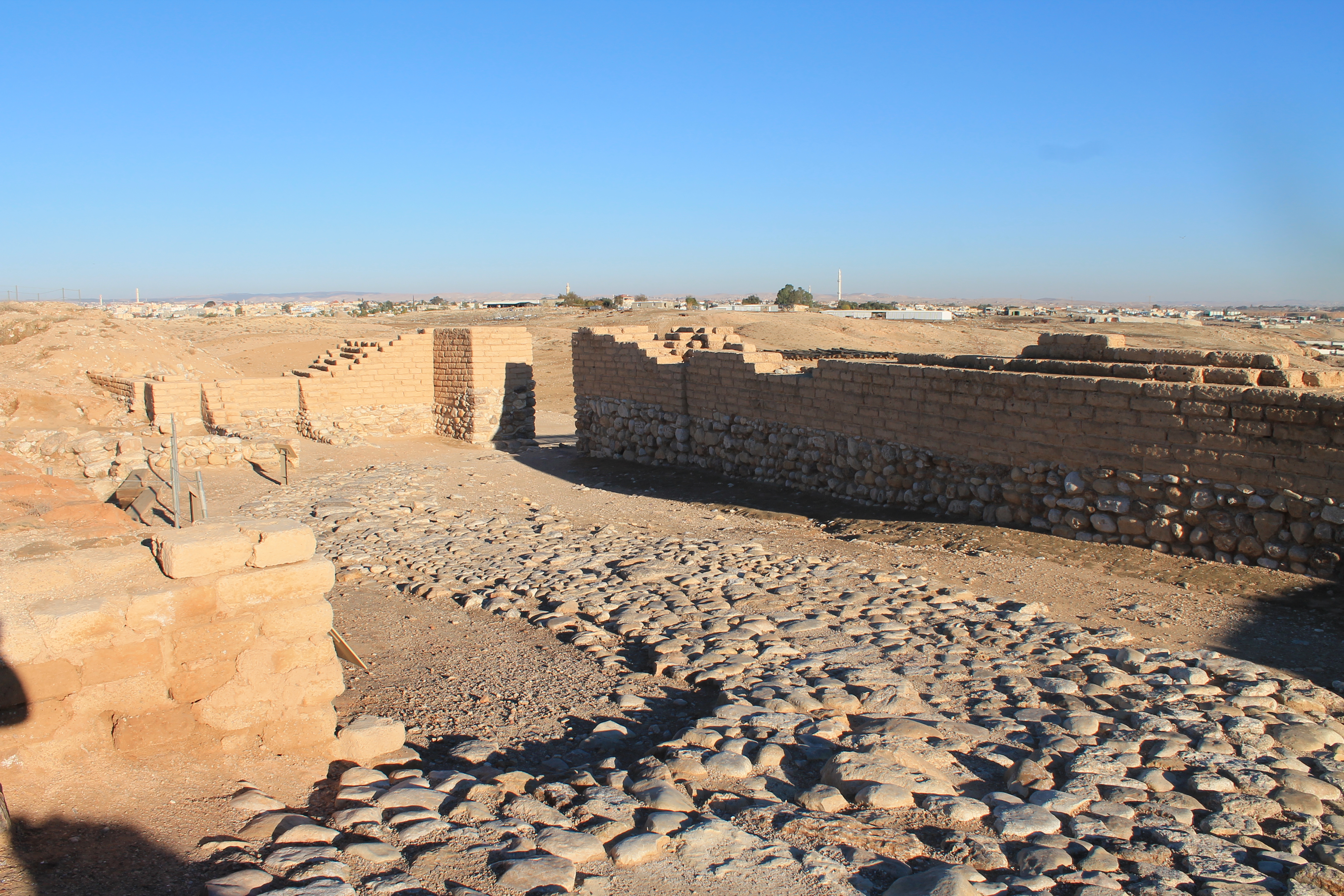 上图：别是巴遗址（Tel Be'er Sheva）城门口的宽阔处，是一个小广场，客旅如果找不到住处，可以「在街上过夜」（创十九2）。