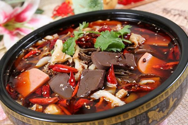 上图：重庆名菜毛血旺，用猪血或鸭血与牛油做成。虽然新约的外邦信徒不必遵守犹太人的饮食条例，但使徒们也指出：「圣灵和我们定意不将别的重担放在你们身上，惟有几件事是不可少的，就是禁戒祭偶像的物和血，并勒死的牲畜和奸淫」（徒十五28-29）。