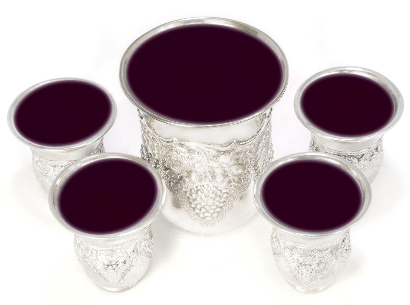 上图：在犹太人的逾越节晚餐（Passover Seder）上要喝的4个杯。这4个杯分别称为「成圣之杯」（Cup of Sanctification/Kiddush）、「释放之杯」（Cup of Deliverance）、「救恩之杯」（Cup of Redemption）、「赞美之杯」（Cup of Hallel）。中间那个大杯是「以利亚之杯」（Cup of Elijah），是给先知以利亚留着的，因为玛四5预言以利亚要在弥赛亚基督之前先来。施洗约翰就是这位基督的先锋以利亚，他很可能是在逾越节期间出生的。但犹太人没有把主耶稣当作基督来接待，所以现在他们每个逾越节晚餐还在继续等待以利亚到来。