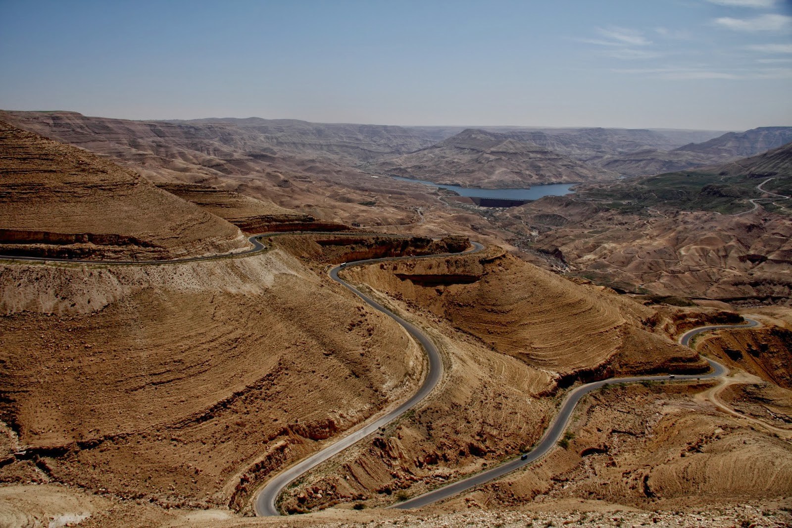 上图：亚嫩河（Wadi Mujib）附近的王道。约旦的15号和35号公路连接部分王道，从北到南经过森林高地、开阔的高原耕地、纵深的沟壑、沙漠边缘和亚喀巴湾，沿途有许多考古景点，成为约旦著名的景观公路。