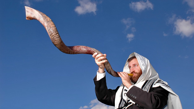 上图：一个犹太人于犹太新年吹响公羊角制成的羊角号（shofar）。犹太人被掳巴比伦回归以后，吹角节成为犹太人的农历新年（Rosh Hashanah），这一天要一百次吹响羊角号。在吹号之前，要诵读「求祢将精明和知识赐给我，因我信了祢的命令」（诗一百一十九66）。