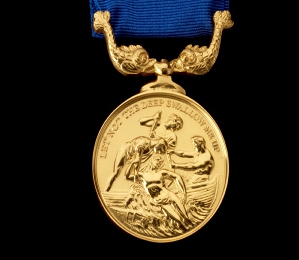 上图：1824年英国皇家全国救生艇协会（Royal National Lifeboat Institution, RNLI）的第一枚金质勋章，上面的格言是「求祢不容深渊吞灭我/Let not the deep swallow me up」（诗六十九15）。所有的RNLI勇敢勋章上都有这句诗篇。