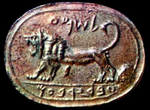 上图：以色列米吉多（Megiddo）出土的主前8世纪的米吉多印（Megiddo Seal）。印上刻有吼叫的狮子，上方写着「示马」（申六4-9），下方写着「耶罗波安的仆人」，主人可能是耶罗波安二世的一个高级官员。现代中东已经没有狮子，绝大多数狮子生活在非洲撒哈拉沙漠以南的草原。圣经中常常提到狮子，亚述人的浮雕中有大量猎狮的场景，表明古代以色列和美索不达米亚的气候与现在不同，存在大片的草原和大量狮子。