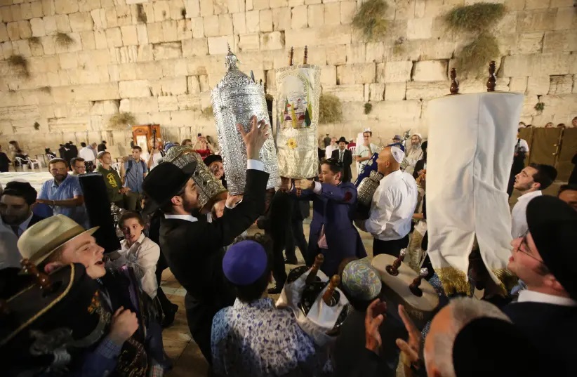 上图:2018年住棚节的后一天妥拉节(Simchat Torah),犹太人在耶路撒冷的西墙跳舞,庆祝读完一遍摩西五经。跳舞是以色列人表达欢乐的传统方式,这种民间舞蹈的动作简单、人人都能参加,并不需要特殊的训练或技巧。