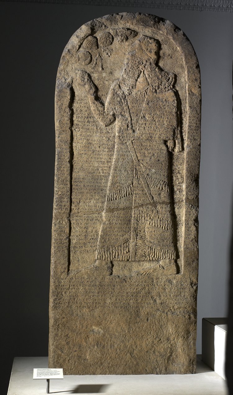 上图:亚述王撒缦以色三世(Shalmaneser III,主前859-824年在位)的库尔德石碑(Kurkh Stela),现存于大英博物馆。碑文记录了主前853年亚述王与反叛的亚兰联军进行的夸夸之战(Battle of Qarqar)。亚兰联军有十二个王,其中就有北国以色列王亚哈,他率领两千辆战车和一万名士兵。亚哈常与亚兰王争战(王上二十1-43),只有最后三年与亚兰没有战争(王上二十二1),在此期间与亚兰联盟抵挡亚述。