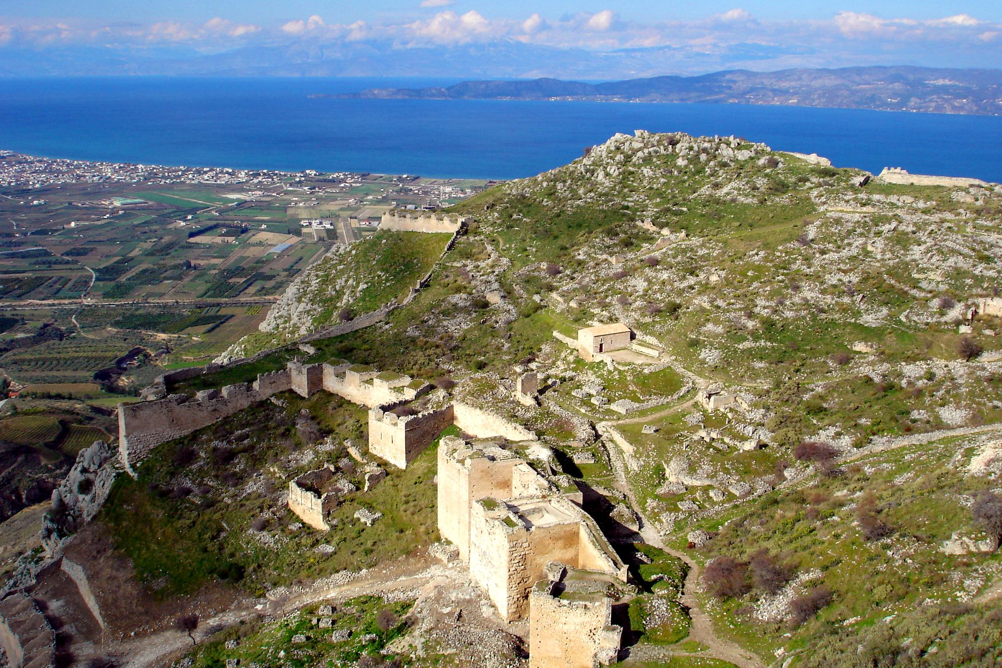 上图:从哥林多卫城(Acrocorinth)上向北俯瞰哥林多湾,过往的船长、商人纷纷上到卫城找庙妓买欢。