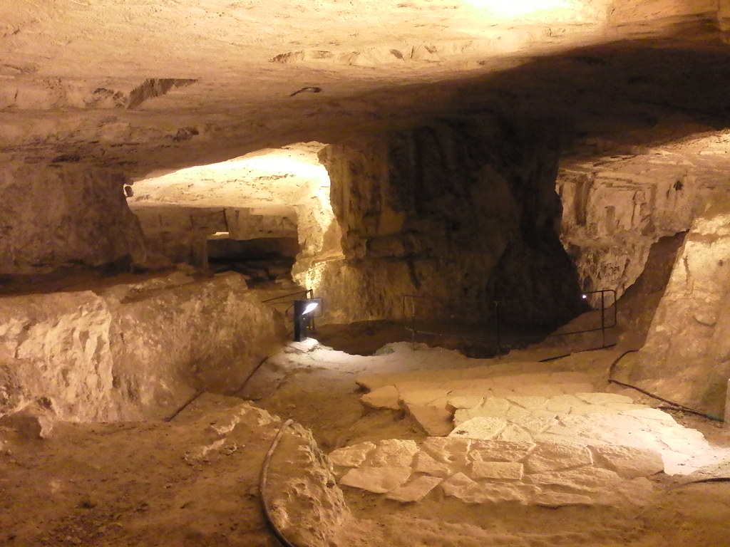 上图:西底家洞(Zedekiah's Cave)又名所罗门采石场(Solomon's Quarries),是一个两万平方米的地下采石场,位于耶路撒冷老城穆斯林区下方,已经有数千年历史。这里出产的皇家石灰岩(Meleke limestone)坚固、耐腐蚀,非常适合雕刻,被认为是用于皇家建筑。所罗门很可能是在这里凿石头的。古代工人在石中凿出又窄又深的孔,再把干木楔打进去,然后灌水浸泡,使木楔膨胀,石块就沿裂缝裂开。工人把巨石移到滚筒或木橇上,然后由大批工人合力运出。
