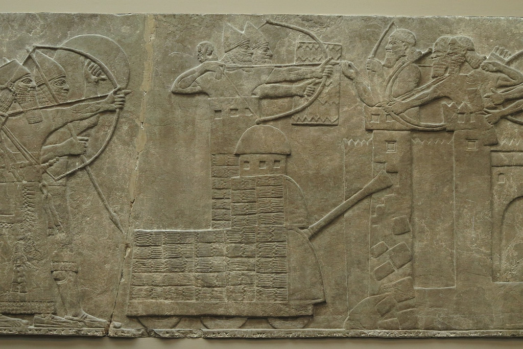 上图:主前865-860年Nimrud亚述壁画中带轮子的撞城锤(battering ram)。