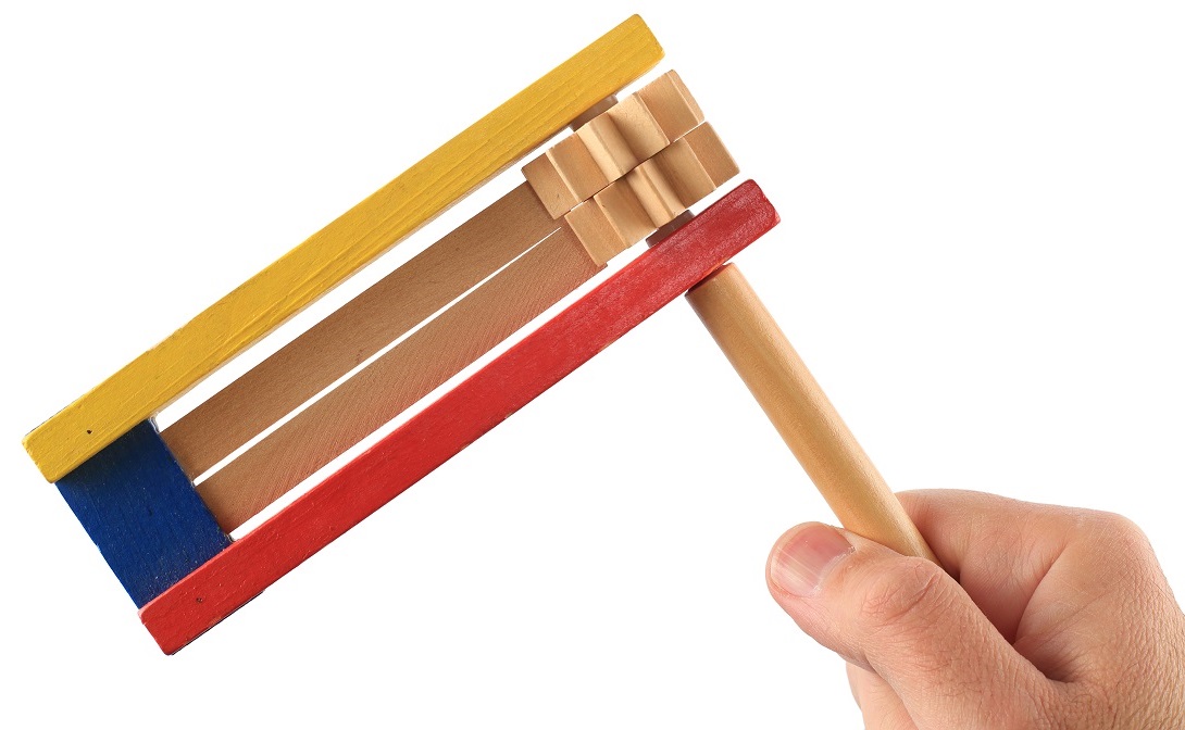 上图:犹太人庆祝普洱节时用来制造噪声的玩具「Gragger」,意地绪语(Yiddish)的意思是「噪音」,用来象征涂抹亚玛力人哈曼的名号。以斯帖时代亚玛力王亚甲的后裔哈曼企图消灭犹太人,每年普珥节犹太人要当众读以斯帖记,要45次提到哈曼的名字,每次犹太人都会大声喧嚷,把哈曼的名字压下去,用各种形式、玩具来象征「你要将亚玛力的名号从天下涂抹了,不可忘记」(申二十五19)。