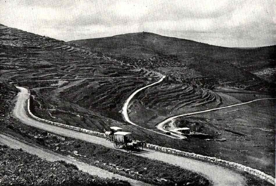 上图:1913年,从示剑到耶路撒冷的主要道路,一路都很荒凉。1857年英国领事James Finn写道:「这个国家几乎没有居民,因此最大的需要是人口。」