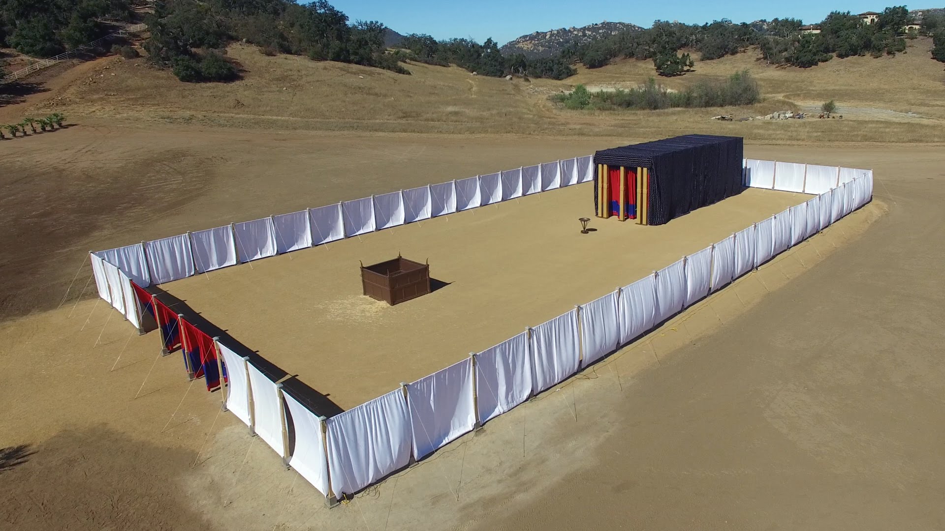 上图:杨百翰大学(Brigham Young University)按1:1的比例复制的帐幕、铜祭坛和帐幕的院子。