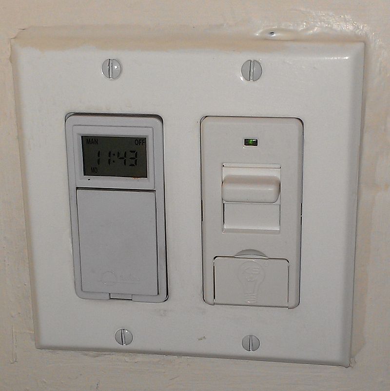 上图:KosherSwitch是一种专利产品,用于安息日(Shabbat)自动开灯,自带安息日时钟。绿灯亮时,表示开关正处于安息日模式。也有些拉比反对使用这种开关。
