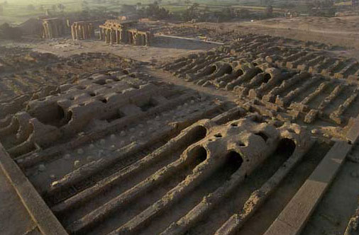 上图:主前13世纪古埃及拉美西姆(Ramesseum)遗址的粮仓。