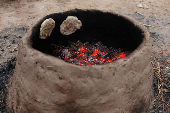 上图:古代中东人用来烤饼的泥炉(Tannur)。