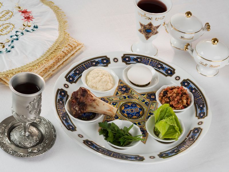 上图:现代犹太人逾越节筵席(Passover Seder)的晚餐盘(Seder Plate)上放着6样象征性的食物:苦菜(Maror,象征以色列人在埃及为奴所受的苦)、拌蔬菜(Chazeret,象征在以色列人在埃及为奴时干农活)、蘸酱(Charoset,象征在以色列人在埃及为奴时用砂浆做砖)、芹菜(Karpas,沾盐水吃,象征把羊血涂在门楣上的牛膝草)、羊骨(Zeroa,象征逾越节的羔羊)、鸡蛋(Beitzah,象征献祭)。在逾越节的筵席上还要吃无酵饼,喝四杯酒。