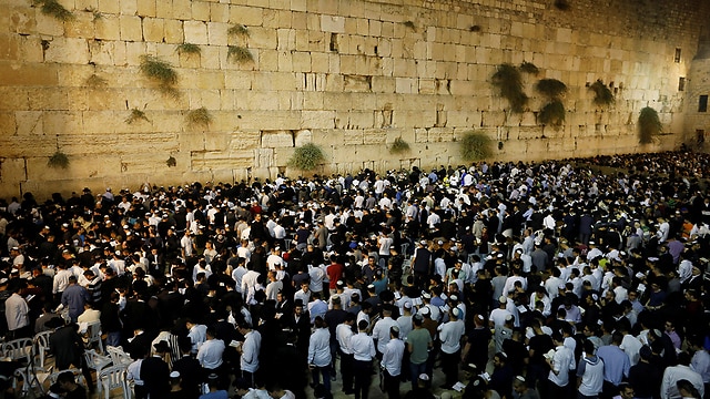 上图:赎罪日(Yom Kippur)的晚上,犹太人在西墙祷告。主后70年圣殿被毁之后,献祭和祭司制度不再存在,所以犹太教越来越重视在赎罪日「刻苦己心」,甚至认为只要在赎罪日诚实反省、认罪,就能使罪得赦免,却渐渐忽略了神借着献祭所表明的弥赛亚中保工作。人若只有「刻苦己心」,却没有基督的救赎,还是不能彻底解决罪的问题。