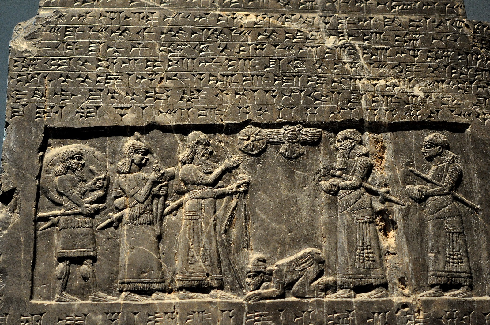上图:被征服者亲吻征服者的脚,是古代中东的习俗。出土于宁录(Nimrud)的黑色方尖碑(Black Obelisk)的顶部,刻着伊朗西北部的Gilzanu王Sua向亚述王撒缦以色三世(Shalmaneser III,主前859–824年在位)进贡,并亲吻亚述王的脚。现存于大英博物馆。