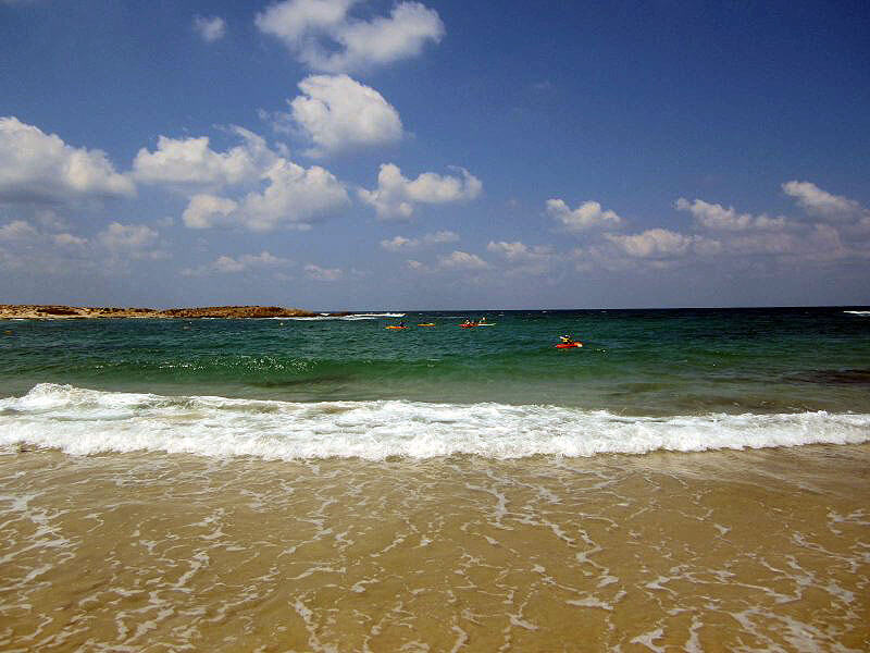 上图:以色列的地中海海滩。
