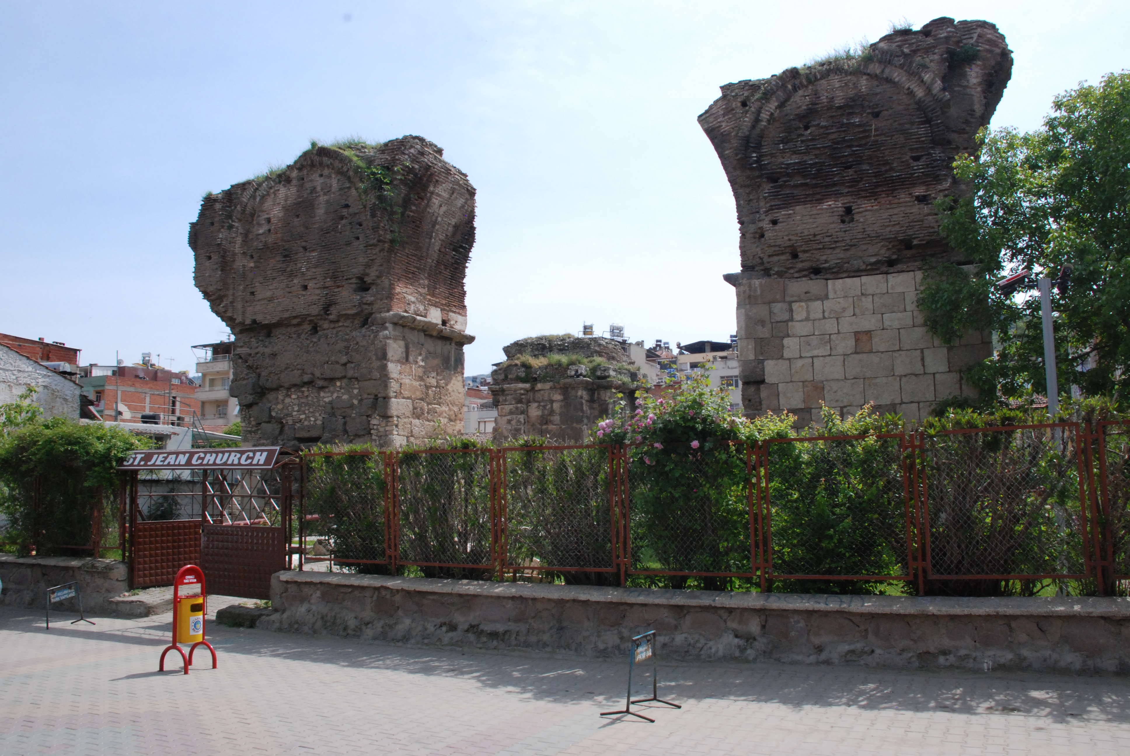 上图:非拉铁非(今土耳其 Alaşehir)的主后7世纪圣约翰教堂遗址。直到现代,非拉铁非仍有教会存在。
