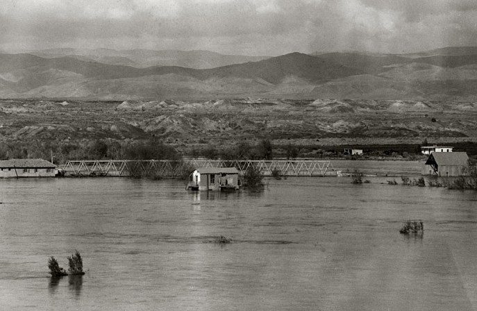 上图：1935年2月耶利哥附近艾伦比桥（Allenby Bridge）的约旦河宽阔河面，水面已经接近艾伦比桥面，印证了「约旦河水在收割的日子涨过两岸」（书三15）。由于两岸的过度抽取，现代约旦河的河面已经大大变窄。根据2010年耶路撒冷邮报的报道，约旦河的年水量只有100年前的3%：20世纪初的年流量是13亿立方米，现在的年流量只有3千万立方米。