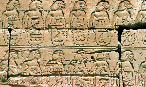 上图：在卡纳克神庙（Temple of Karnak）的Bubastite Portal大门浮雕上，刻着156个被示撒占领城镇的名单，这些城镇分布在南地、犹大、以色列和非利士。