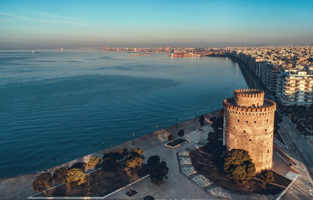 上图：现代帖撒罗尼迦（Thessaloniki）是希腊的第二大都市，人口约100万人。帖撒罗尼迦位于罗马帝国两条交通要道的交会点，一条是从意大利通往东欧的伊格那提亚大道（Via Egnatia），另一条是从多瑙河到Thermaikos湾（又名Gulf of Salonika萨隆尼卡湾）的水路，因此，帖撒罗尼迦成为一个重要的海港城市。主前146年，帖撒罗尼迦成为罗马帝国马其顿省的首府。主前42年，帖撒罗尼迦被罗马皇帝授予自治权，成为一个「自由皇城」（Free Imperial City）。