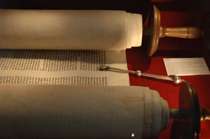上图:希伯来圣经妥拉(Torah),传统都抄写在羊皮卷上。
