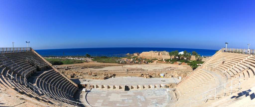 上图:大希律建造的凯撒利亚圆形剧场(Caesarea Amphitheatre),是地中海东部现存最古老的罗马剧院,至今仍在夏季用于举办音乐会,可容纳15,000观众。