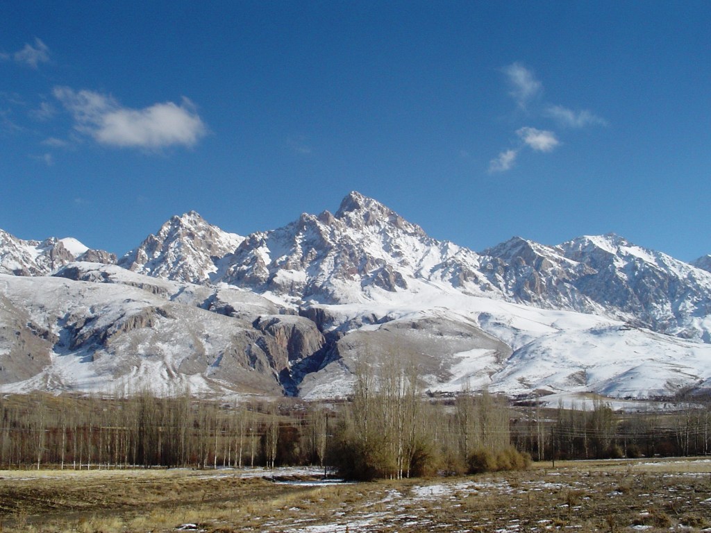 上图:托罗斯山脉(Taurus Mountains)是小亚细亚半岛中南部的主要山脉,位于安纳托利亚高原的南部边缘,西起埃伊尔迪尔湖(Lake Eğirdir),东抵幼发拉底河和底格里斯河的上游,平均海拔在2000米以上,最高峰海拔3756米。保罗三次宣教旅程,每次都要翻越托罗斯山脉,从地中海沿岸平原登上高原。