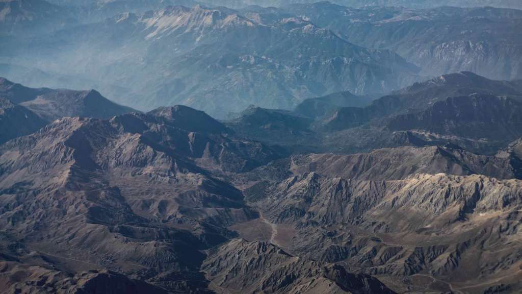 上图:托罗斯山脉(Taurus Mountains)是小亚细亚半岛中南部的主要山脉,位于安纳托利亚高原的南部边缘,西起埃伊尔迪尔湖(Lake Eğirdir),东抵幼发拉底河和底格里斯河的上游,平均海拔在2000米以上,最高峰海拔3756米。保罗三次宣教旅程,每次都要翻越托罗斯山脉,从地中海沿岸平原登上高原。