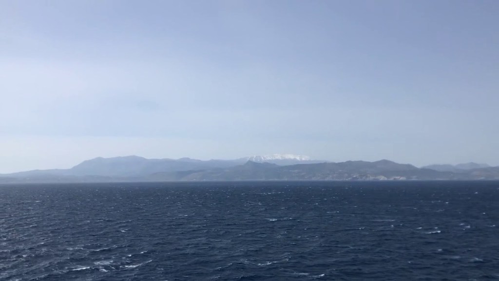 上图:从海上远眺克里特岛的Psiloritis山脉和海拔2456米高的主峰艾达山(Mount Ida)。