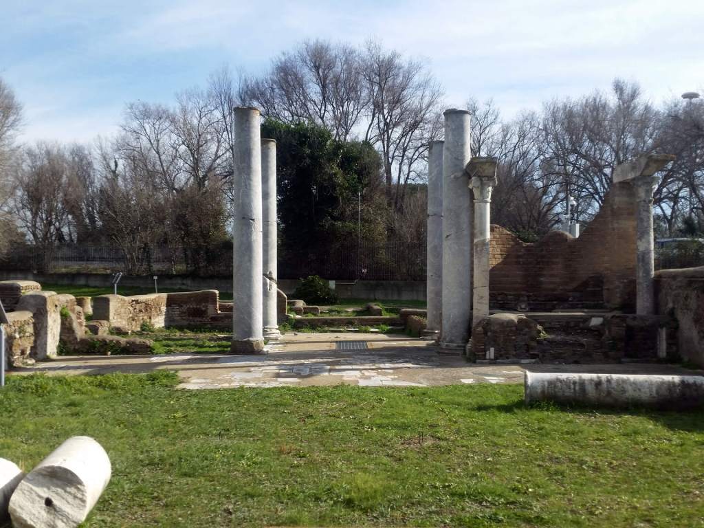 上图：奥斯提亚犹太会堂（Ostia Synagogue）遗址，位于罗马台伯河口的海港奥斯提亚安提卡（Ostia Antica）。这是世界上最古老的犹太会堂遗址之一，修建于克劳第在位时期（主后41至54年）。保罗在罗马首先见面的犹太人首领，可能就有来自这个会堂的。