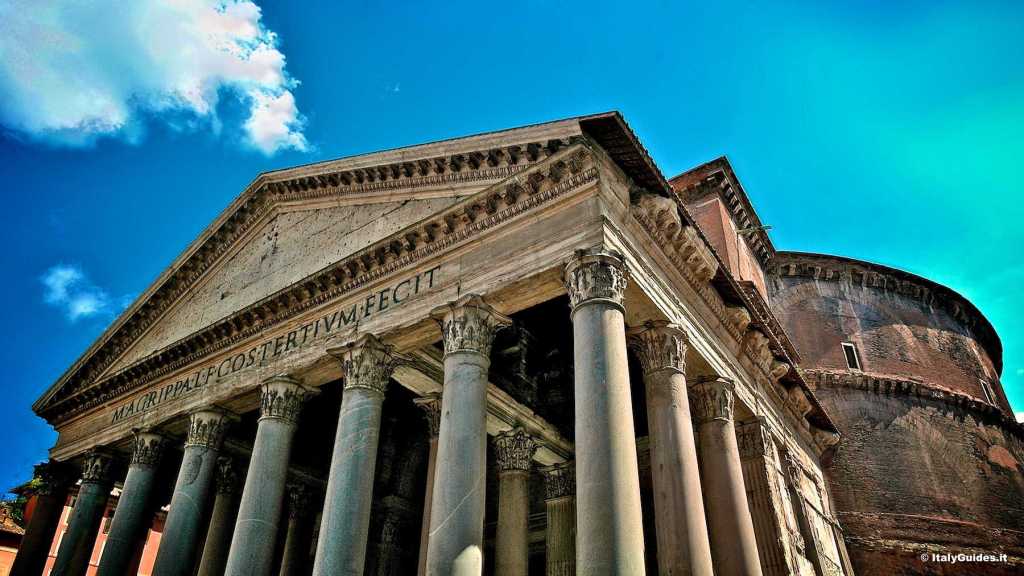 上图：古罗马的万神殿（The Pantheon），是现存罗马最古老的建筑，也是使徒保罗所看到的罗马的一部分。万神殿始建于主前27年的罗马共和国时期，主后69年被大火焚毁，主后125年重建。主后609年，东罗马皇帝将万神殿献给教宗，被更名为圣母与诸殉道者教堂（Santa Maria ad Martyres）。万神殿整幢建筑都用混凝土浇灌而成，其完美的古典几何比例，被米开朗基罗誉为「天使的设计」。