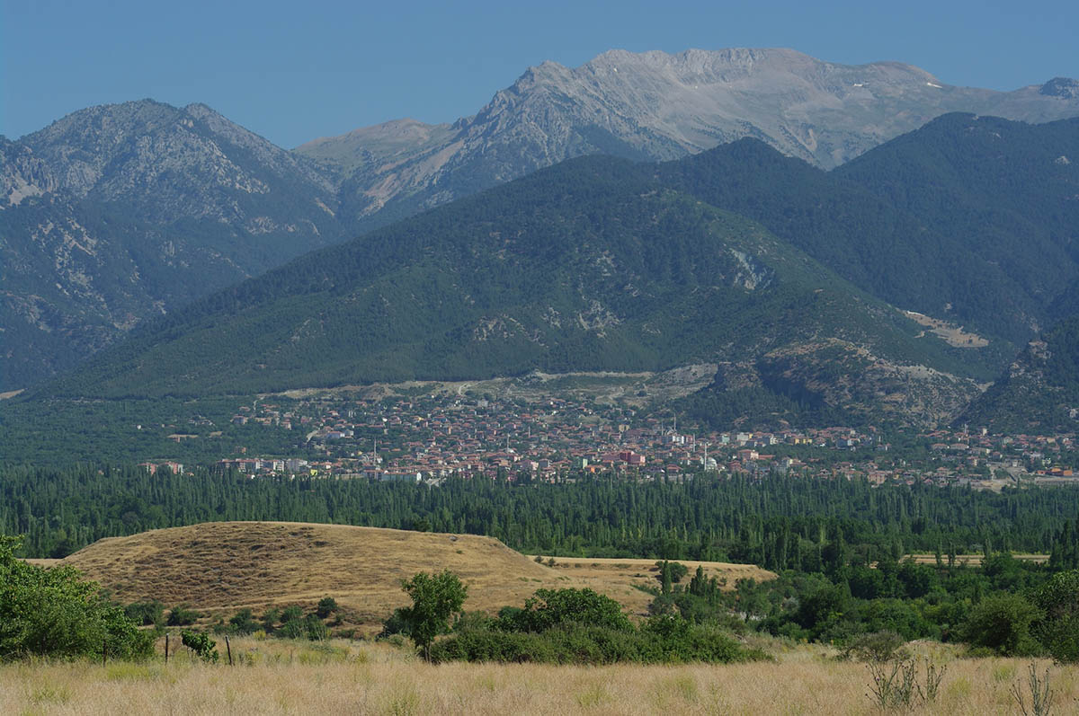上图：未被挖掘的歌罗西遗址，位于现代土耳其Cadmus山下的Honaz城附近。