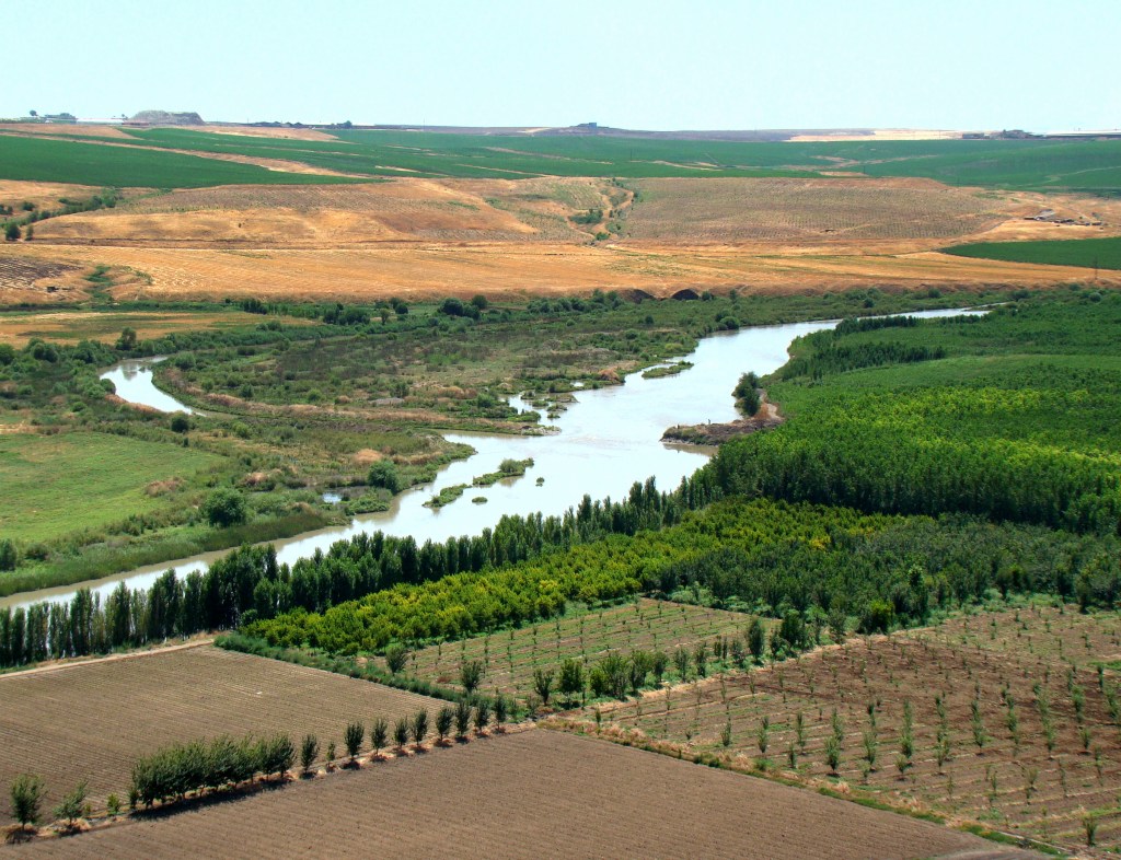 上图:迪亚巴克尔(Diyarbakır)附近的底格里斯河上游。底格里斯河(Tigris)发源于土耳其境内的安纳托利亚山区,依赖雨雪补给,流经伊拉克,令原本位处干旱气候地区的伊拉克拥有水源丰富的河流,主要城市都在该河流的流域范围,是伊拉克人口的主要集中地,伊拉克首都巴格达正位于底格里斯河西岸。底格里斯河与其西面的幼发拉底河形成的两河流域,被称为美索不达米亚(Mesopotamia),是重要的古代文明起源地。由于河水带来的沙泥把河床不断填高,最终使两河下游合流在一起,称为阿拉伯河,注入波斯湾。
