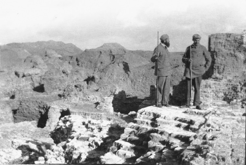 上图:第一次世界大战前(1899-1917年),德国考古学家罗伯特·科德威(左,Robert Koldewey,1855-1925年)挖掘了巴比伦空中花园。但三5中的「瑟」原文源于希腊文,而高等圣经批判学者们认为,希腊人在主前二世纪之前并没有在巴比伦生活过,所以断言本书是主前二世纪的冒名作品。罗伯特·科德威在巴比伦遗址发掘出一堆楔形文字的泥砖,随便拾了一袋寄给大英博物馆作为记念。五十年后,有考古系学生随意在这袋子中取几块泥砖练习阅读楔形文字,发现这是主前六世纪宫中管家的记录,上面说:「把二十袋麦子送给从希腊雇来弹奏『瑟』的乐师为薪金」,这一发现使得那些自由派圣经学者们哑口无言。