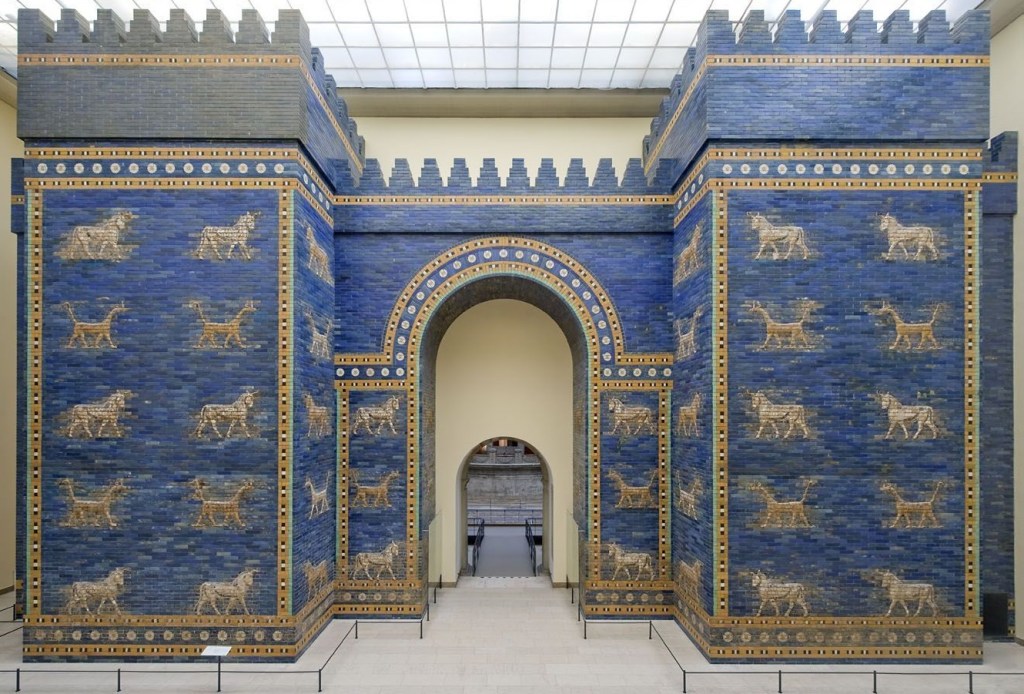 上图:巴比伦内城的伊什塔尔城门(Ishtar Gate),主前575年由尼布甲尼撒二世下令建造,现藏于柏林别加摩博物馆(Pergamon Museum)。伊什塔尔城门用精美的蓝色琉璃瓦造成,由此可以想象巴比伦城的宏伟奢华。