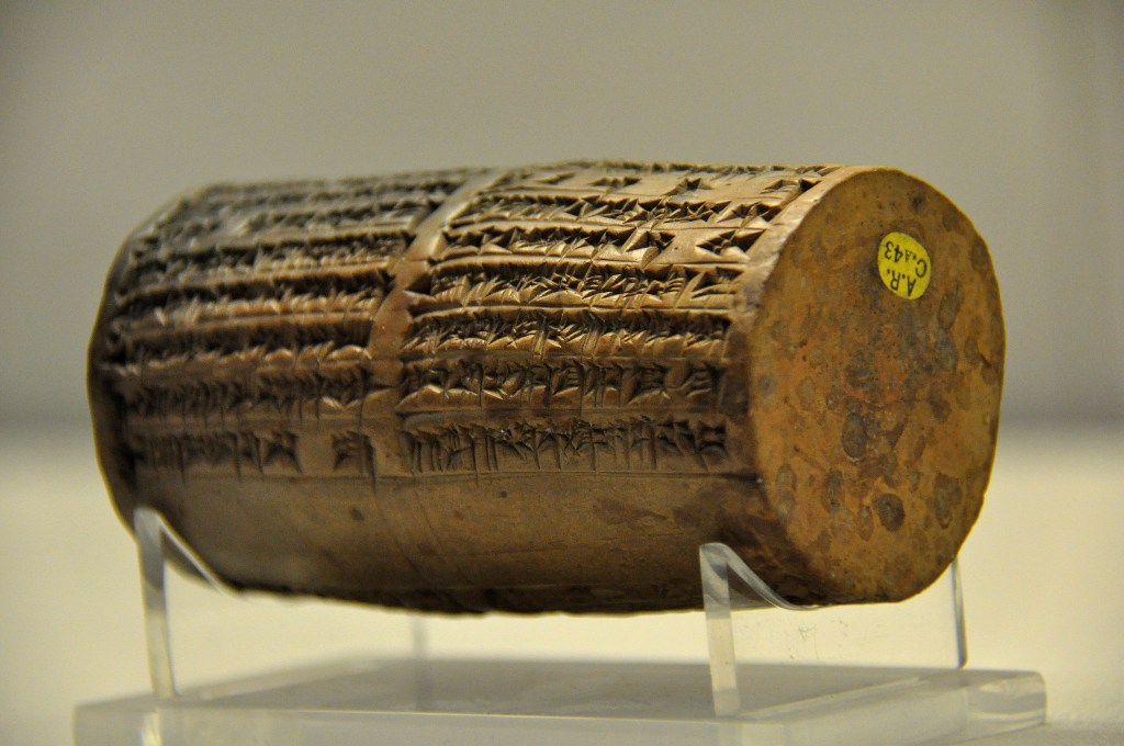上图:从吾珥辛神庙出土的拿波尼度圆柱(Cylinders of Nabonidus)。拿波尼度圆柱是出土于不同地方的四个圆筒形粘土楔形文字铭文,记录了关于巴比伦王拿波尼度(主前556年-539年)的事迹。从吾珥出土的拿波尼度圆柱上提到他有一个名为伯沙撒的儿子。