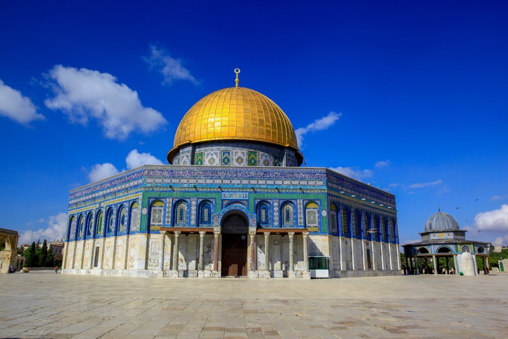 上图:耶路撒冷圣殿山的岩石圆顶殿(Dome of the Rock),位于阿克萨清真寺(Al-Aqsa Mosque)的西侧,建于688-692年,由第5任哈里发在第二圣殿的原址上建成,1959-1962年和1993年两次重修时,被约旦国王贴上了金箔。金顶下面的岩石被称为「基石 Foundation Stone」或「穿孔石Pierced Stone」,因为在它的东南角有一个小洞,可以进入岩石下面被称为「灵魂之井 Well of Souls」的洞穴中。有些犹太拉比认定这块岩石就是所罗门圣殿中至圣所的位置,有的则认为是圣殿祭坛的所在地。犹太教认为亚伯拉罕在这块岩石上奉献以撒,伊斯兰教认为穆罕默德在这块岩石上夜行登霄。