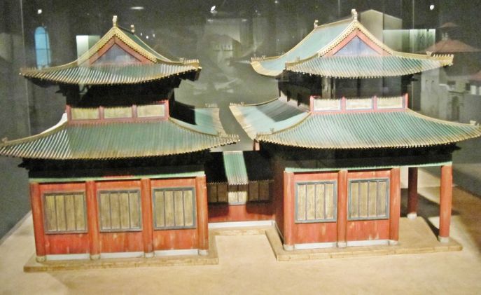上图：犹太大流散博物馆（The Diaspora Museum）里的开封犹太会堂模型。犹太人被掳巴比伦以后，就开始在散居的各地建造会堂（Synagogue ）聚会、敬拜，但会堂并不是神「立祂名的居所」，所以不能在会堂献祭，只能在神指定的耶路撒冷圣殿献祭。主后70年，圣殿被罗马人摧毁，犹太教没有了圣殿，就也没有执行过献祭制度。