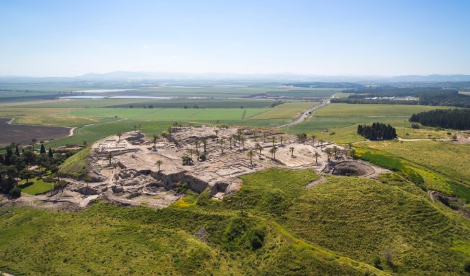 上图：米吉多遗址（Tel Megiddo）是位于耶斯列平原边缘的米吉多山上的一个土堆。「Tel/תֵּל」的意思是土堆，在圣经中被译为「荒堆」（申十三16）、「高堆」（书八28）、「山冈」（书十一13；耶三十18）或「乱堆」（耶四十九2），在中东比较常见。「荒堆」的外形通常是平地上出现的一个小山丘，实际上是人类逐渐堆高的土堆。原来这里有人类居住，后来因为天灾人祸而被摧毁。但因此地的战略位置、水源等因素比较适合人居住，所以后来又有人在此重建。如此反复摧毁、夷平、重建，逐渐堆高，最后被放弃，成为无人居住的小山丘。旧约时代的许多著名城邑，如耶利哥城（Tell es-Sultan）、别是巴（Tel Be'er Sheva）、夏琐（Tel Hazor）、米吉多（Tel Meggido）、基色（Tel Gezer），都以「荒堆」的形态保存至今，考古学家从上往下按层挖掘，可以一层一层地发现越来越古老的文物。