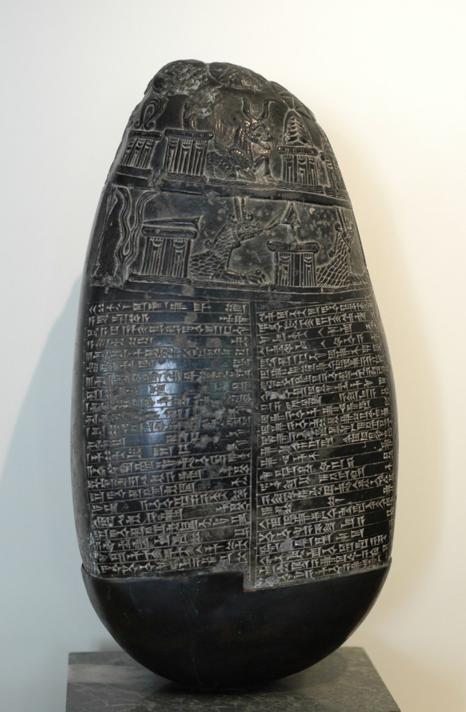 上图：巴比伦加喜特王朝时期（Kassite dynasty of the Babylonian Empire，约主前1600-1155年）的黑色界石（Kudurru），发掘于巴格达附近。