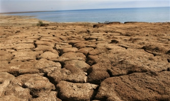 上图:以色列遭遇旱灾时,土地因缺乏水分而变得坚硬、干裂,「脚下的地要变为铁」(申二十八23)。