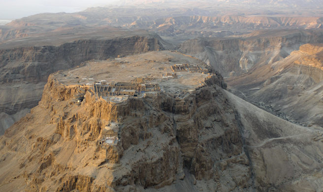 上图：世界遗产马萨达（Masada）是犹大旷野与死海交界处的一座岩石山顶，位于大卫躲藏的隐·基底（撒上二十三29）南边22公里。马萨达东侧悬崖高约450米，西侧悬崖高约100米，山顶平整，道路险峻，是以色列最有名的一个「磐石」，也是大卫写诗时最容易联想到的「磐石」。
