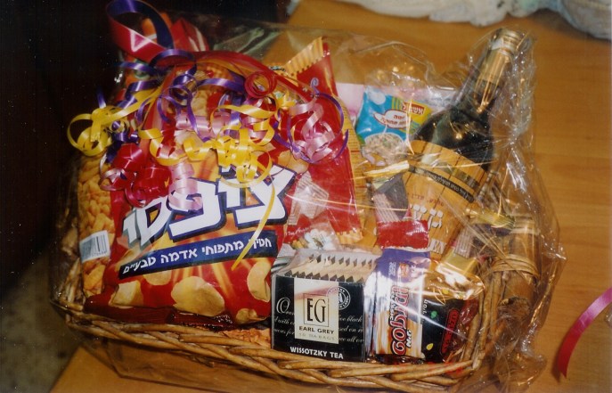 上图：普珥篮子（Mishloach manot，Purim basket），是犹太人在普珥节送人的礼物，至少要包括两种基本的食物或饮料。每一个行过成人礼（ Bar and Bat Mitzvah）的犹太人都要在普珥节那天向一个以上的人送一份包含两种不同食物的礼物。