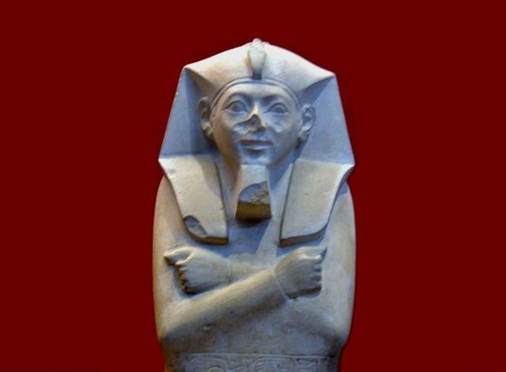 上图：古埃及第十八王朝的创立者阿赫摩斯一世（Ahmose I，主前1549-1524年在位），是统治上埃及的第十七王朝法老卡摩斯（Kamose）的弟弟。他继位后，驱逐了下埃及的喜克索斯人，统一了上下埃及，建立了强大的第十八王朝（主前1549–1292年）。古埃及在第十八王朝期间成为中央集权的帝国，势力深入亚洲，很多国家都承认埃及为其领主国。以色列人很可能在阿赫摩斯一世重新统一上下埃及之后沦为埃及人的奴隶，杀希伯来男婴的政策很可能也是在阿赫摩斯一世时期执行的。收养摩西的阿赫摩斯一世「法老的女儿」（出二10）也可能就是阿赫摩斯一世的女儿。