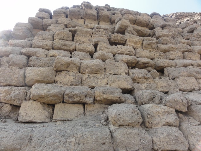 上图：古埃及第十二王朝阿蒙涅姆赫特三世（Amenemhat III，主前1860–1814年在位）金字塔，用泥砖建造。